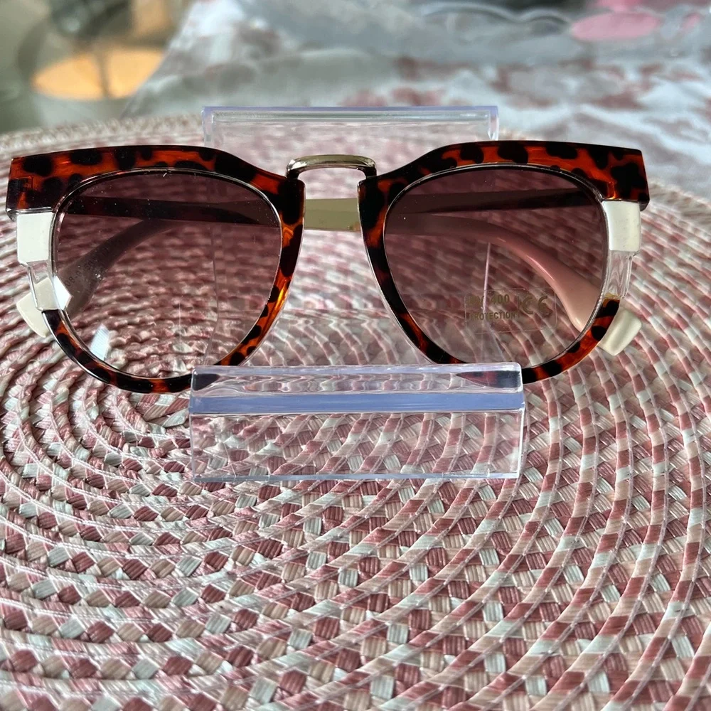 Chic Tortoiseshell Sunglasses with Cream Details